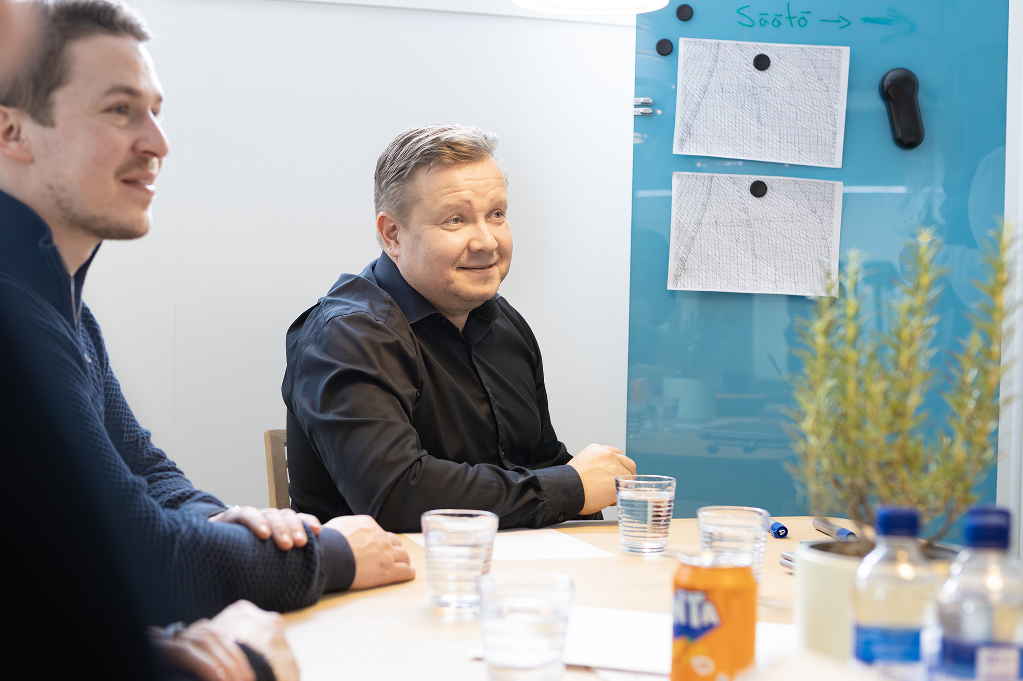 Esko ja Juha kokouksessa